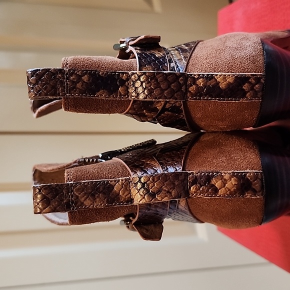 Donald H. Pliner NEW with box. Chestnut suede boots with Python detail. - Picture 4 of 12